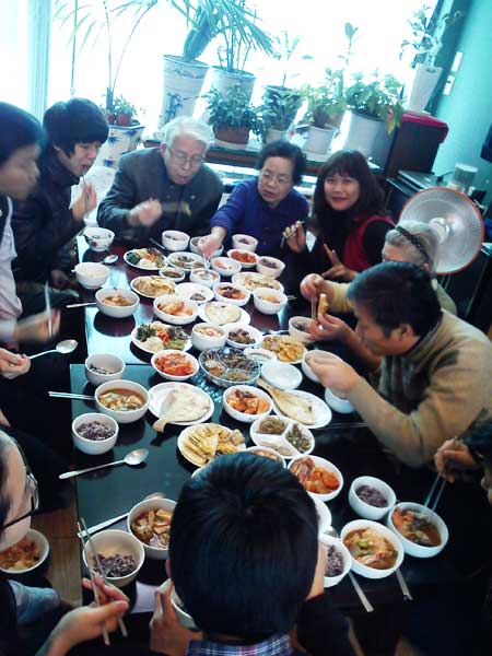 This file photo shows a Taiwanese tourist, top right, having a meal with the host family of her homestay. (Courtesy of Sarah Hsieh)