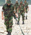 South Korean soldiers sweep for landmines. (Yonhap)