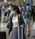 A group of foreign tourists wearing facial masks arrives at Incheon airport, west of Seoul, on June 2, 2015, as South Korea is gripped by increasing cases of the Middle East Respiratory Syndrome. The state-run Korea Tourism Organization said about 2,500 Chinese and Taiwanese tourists have called off their visits to South Korea as of June 1 due to the virus scare. (Yonhap)