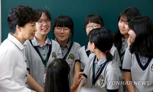 South Korean President Park Geun-hye (L) speaks to a group of students at a junior high school in Seoul during her visit on June 16, 2015 as part of efforts to root out what the Seoul government has called groundless fears over MERS. (Yonhap)