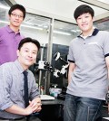Material Science and Engineering Professor Park Jang-ung, center, poses with his research team at his laboratory in Ulsan National Institute of Science and Technology (UNIST) in Ulsan, southeast of Seoul, Tuesday. The institute said Park's research team has developed an improved three-dimensional printing technology.
(Courtesy of UNIST)