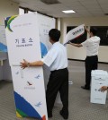 This file photo shows polling booths being set up at the Korean Consulate in Los Angeles. (Korea Times file)