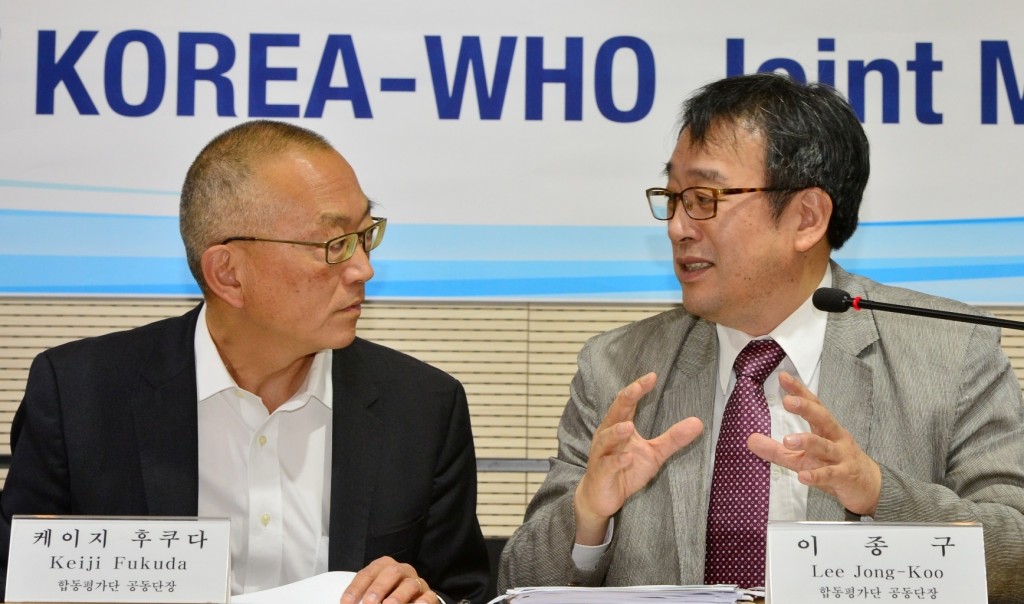Keiji Fukuda, left, the WHO's assistant director-general of health security, listens to (Newsis)