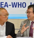 Keiji Fukuda, left, the WHO's assistant director-general of health security, listens to (Newsis)