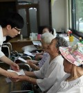 Yoo Jae-suk, South Korea's top TV host, visited the House of Sharing last year. (Yonhap)