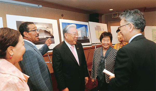 Los Angeles City Council President Herb Wesson, second from left, Bright Future Foundation Head Hong Myung-ki, and Korea Times CEO Jae-min Chang, far right, view the architectural plans of the proposed Korean American National Museum, to stand in Koreatown, Tuesday inside the Oxford Palace Hotel. (Park Sang-hyuk/Korea Times)