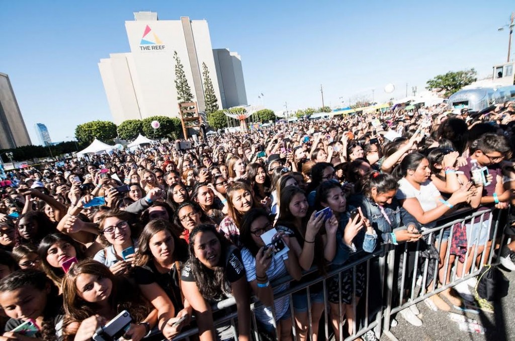 Crowds gather to watch performers at the fourth BeautyCon Los Angeles Festival. (Courtesy of BeautyCon/Credit: Michael Bezjian)