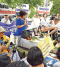 Former comfort woman Kim Bok-dong, 89, left, staged a demonstration Wednesday outside the Japanese Embassy in Washington, D.C., requesting an apology.