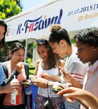 Students try hoddeok at the LTE K-Fastival in Bruin Plaza at UCLA Friday. (Park Sang-hyuk/Korea Times)