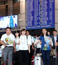 A group of Chinese tourists leaves Incheon airport, west of Seoul, on July 13, 2015, as the group came to South Korea on a familiarization tour program organized by Korean Air Lines Co. South Korean airlines are ramping up efforts to lure Chinese tourists as the spread of Middle East Respiratory Syndrome (MERS) is recently showing signs of slowing down. (Yonhap)