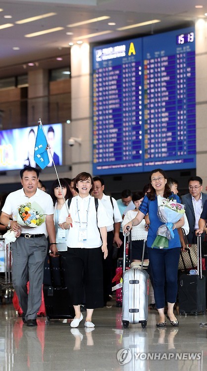 A group of Chinese tourists leaves Incheon airport, west of Seoul, on July 13, 2015, as the group came to South Korea on a familiarization tour program organized by Korean Air Lines Co. South Korean airlines are ramping up efforts to lure Chinese tourists as the spread of Middle East Respiratory Syndrome (MERS) is recently showing signs of slowing down. (Yonhap)