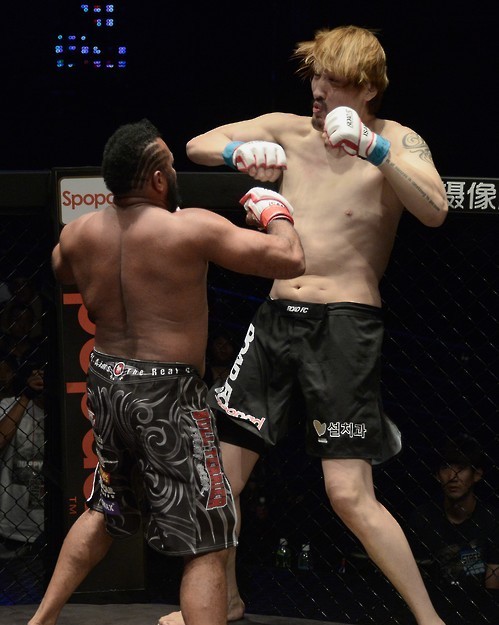 Choi (7-2, 352) was nearly a foot taller and over 160 pounds heavier than Toyota (6-3, 185), but it did not matter. (Yonhap)