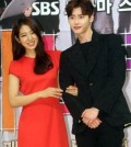 Park Shin-hye, left, and Lee Jong-suk (Yonhap)