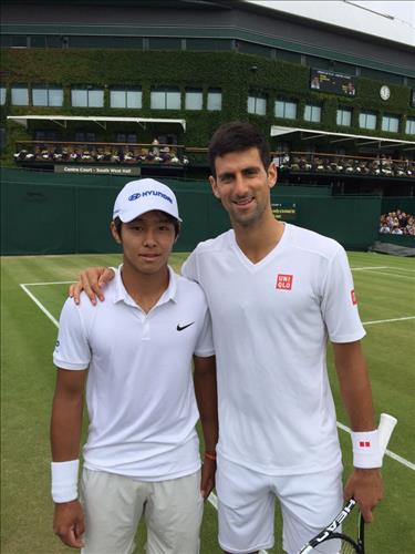 World No. 1 Novak Djokovic poses with Lee Duck-hee of South Korea, who was born deaf and is the No. 2 seed in Wimbledon's boys singles tournament. Djokovic requested to train with Lee. (Yonhap/S&B Company)
