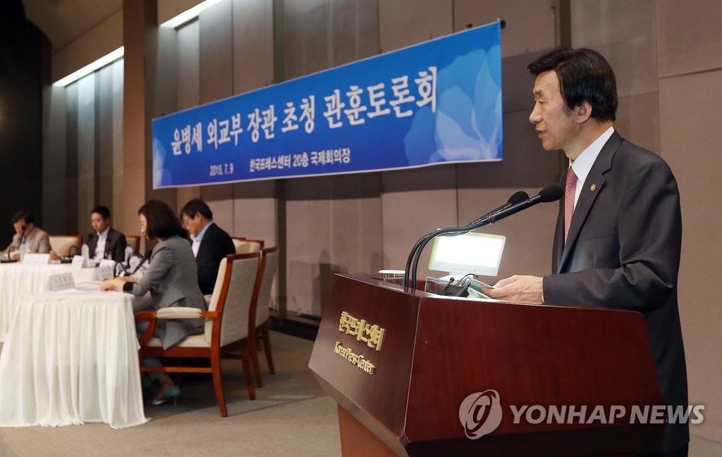 South Korean Foreign Minister Yun Byung-se delivers the opening remarks in a meeting with a group of senior journalists in Seoul on July 9. (Yonhap)