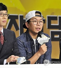 MC Yoo Jae-suk, left, and PD Kim Tae-ho,  right, at a press conference for the 400th anniversary of MBC's "Infinite Challenge" in October 2014. (Yonhap)
