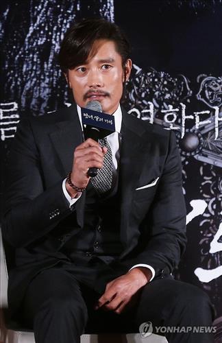 Actor Lee Byung-hun speaks during a news conference in Seoul to promote his upcoming Korean film, "Memories of the Sword." (Yonhap)