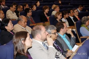 Foreign diplomats based in Seoul attend a briefing by South Korea's Foreign Ministry about the country's handling of the MERS outbreak on July 20. (Yonhap)