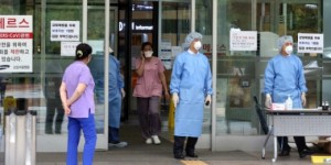 Medical staff at Samsung Medical Center in Seoul restrict people from entering the hospital on July 12, 2015. The hospital has been partially closed since June after many of its patients and employees contracted MERS. (Yonhap)