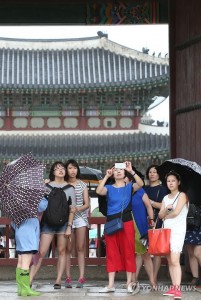 Chinese tourists visit Gyeongbok Palace, the main royal palace during the Joseon Dynasty (1392-1910), in Seoul on July 12, 2015. More people are visiting South Korea from abroad as the spread of Middle East Respiratory Syndrome in the country eases. (Yonhap)