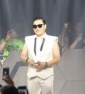 South Korean singer Psy poses at a bar in Hangzhou, China on July 18, 2015. (Yonhap)