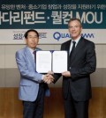 Qualcomm Executive Chairman Paul Jacobs, right, poses with Growth Ladder Fund's Kim Young-duk, after signing of a MOU. (Courtesy of Qualcomm)