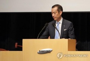 Choi Chi-hun, a co-head of Samsung C&T Corp. raps the gavel to announce the start of its shareholder meeting in Seoul on July 17, 2015. The construction arm of Samsung Group, and sister firm Cheil Industries Inc. won approval from shareholders for a merger plan, a step deemed vital for a power transfer at South Korea's top conglomerate. (Photo courtesy of Samsung C&T)