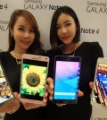 This file photo taken on September 24, 2014, shows models posing with the Galaxy Note 4 and the Galaxy Note Edge. Industry watchers said on July 15, 2015, Samsung Electronics Co. plans to showcase its next phablet flagship, presumably the Galaxy Note 5, in earlier-than-expected August. (Yonhap)