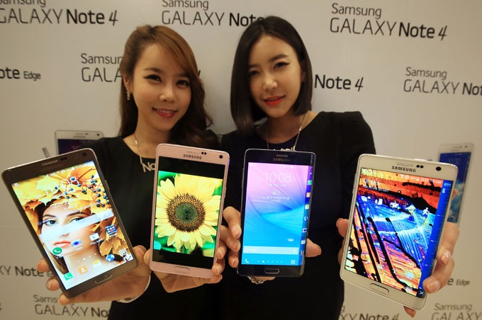 This file photo taken on September 24, 2014, shows models posing with the Galaxy Note 4 and the Galaxy Note Edge. Industry watchers said on July 15, 2015, Samsung Electronics Co. plans to showcase its next phablet flagship, presumably the Galaxy Note 5, in earlier-than-expected August. (Yonhap)