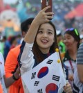 South Korean rhythmic gymnast Son Yeon-jae snaps a selfie while she marches with other athletes into the main stadium for the closing ceremony of the Summer Universiade in Gwangju on July 14, 2015. She became the first South Korean triple gold medalist in rhythmic gymnastics at the Universiade after sweeping titles in hoop, ball and the individual all-around. (END)