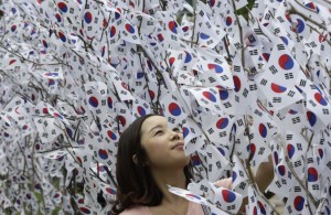 A South Korean woman celebrates liberation day. (Yonhap)