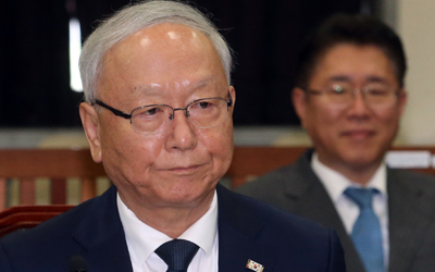 Lee Byung-ho, chief of the National Intelligence Service, attends a closed-door briefing at the National Assembly on July 14, 2015. The NIS confirmed that it has purchased a hacking program from an Italian company but denied using it to monitor South Korean citizens. (Yonhap)