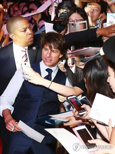 Tom Cruise makes his way through the red carpet for "Mission Impossible: Rogue Nation" in Seoul Thursday. (Yonhap)