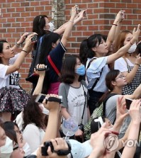 A crowd of fans saw off TVXQ's Jung Yunho as he entered his mandatory 21-month military service in Yangju, Gyeonggi Province, Tuesday in South Korea. (Yonhap)