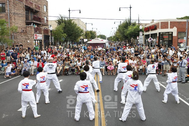 A Taekwondo demonstration team showcased their skills during the 20th Chicago Korean Festival Aug. 8 to 9. (Korea Times)