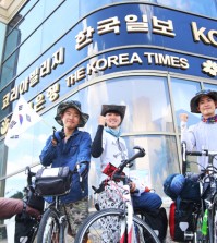 Kim Sang-hak, Kim Ji-min and Yeon Do-heum, South Korean college students, completed cycling across the U.S. and Canada in a 3,500-mile journey for 70 days. (Korea Times)