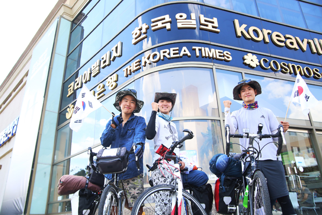 Kim Sang-hak, Kim Ji-min and Yeon Do-heum, South Korean college students, completed cycling across the U.S. and Canada in a 3,500-mile journey for 70 days. (Korea Times)