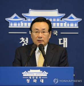 Ju Chul-ki, senior presidential secretary for foreign affairs, announces President Park Geun-hye’s visit to China next month to attend its celebrations of the 70th anniversary of the end of World War II during a briefing to reporters on Aug. 20, 2015. (Yonhap)