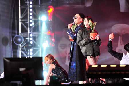 Comedian Park Myung-soo, left, performs with singer IU in the "Infinite Challenge" music festival aired on Saturday. (Yonhap)