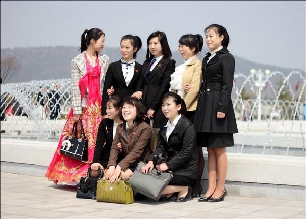 Young North Korean women wearing high heels and holding designer bags in Pyongyang. The photo, published in "Dazed & Confused" was taken by freelancer Lu-Hai Liang, who visited the North this year. (Yonhap)