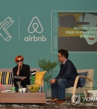 G-Dragon, left, and Airbnb Korea President Lee Joon-kyu, right, discuss the new project at a press conference in Seoul Wednesday. (Airbnb/Yonhap)