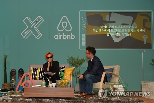 G-Dragon, left, and Airbnb Korea President Lee Joon-kyu, right, discuss the new project at a press conference in Seoul Wednesday. (Airbnb/Yonhap)