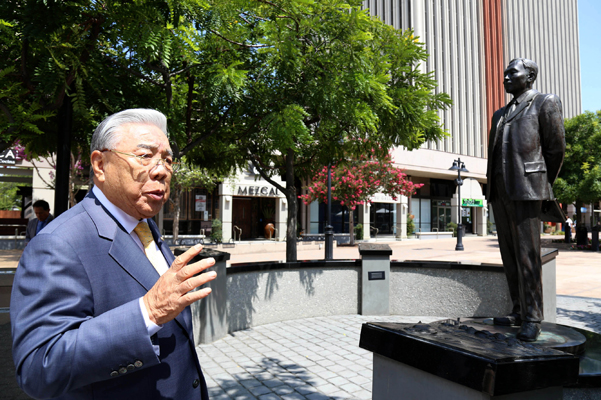 Bright Future Foundation President Hong Myung-ki, left, next to a statue of Dosan Ahn Chang-ho that stands in front of Riverside City Hall (Choi Kyung-geun/Korea Times)
