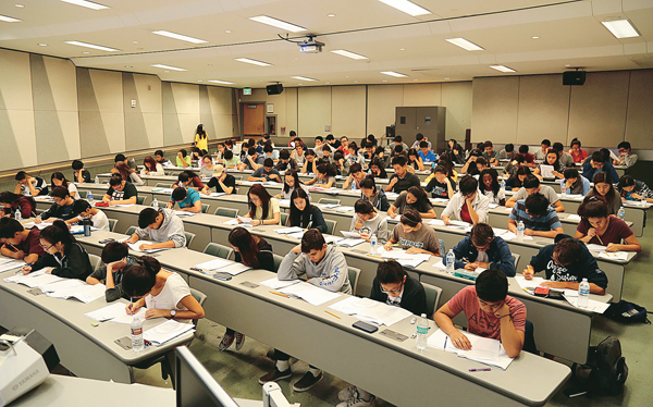 Students take a full-length practice of the new SAT inside Cal State Fullerton Saturday in an event by the Korea Times, Radio Seoul and Elite Educational Institute. (Choi Kyung-geun/Korea Times)