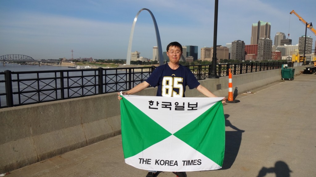 Korea Times reporter Koo Sung-hoon stands in St. Louis with the Gateway Arch to his back.