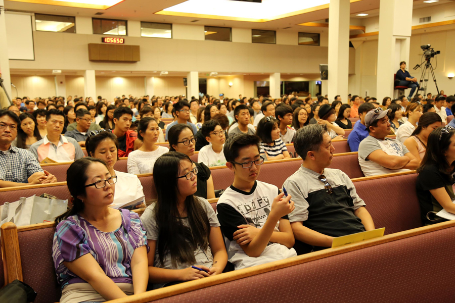 College-bound students and parents listen in on a seminar during the 6th Korea Times College Expo Saturday inside Sa-Rang Community Church in Anaheim, California. (Choi Kyung-geun/Korea Times)