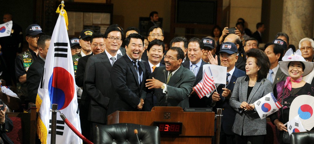 Los Angeles City Councilman David Ryu, center left, stands with City Council President Herb Wesson at a ceremony for the 70th anniversary of Korean liberation Saturday at City Hall. (Park Sang-hyuk/Korea Times)