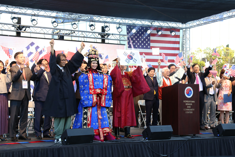 Los Angeles Korean American community leaders stand on stage at the liberation day festival held inside Seoul International Park Saturday. (Choi Kyung-geun/Korea Times)