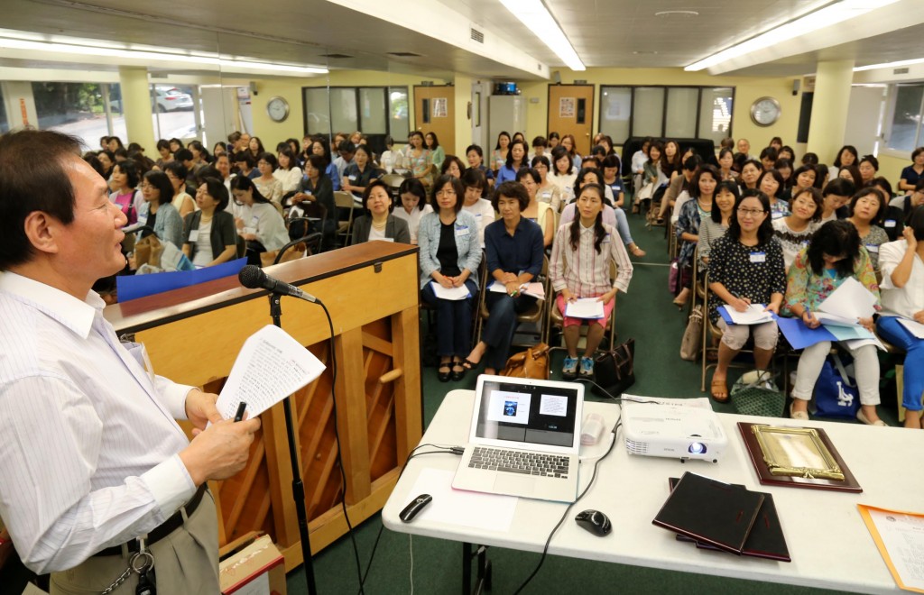The Korean Institute of Southern California held its 58th annual workshop for teachers Saturday inside Wilshire Park Elementary School in Los Angeles. (Choi Kyung-geun/Korea Times)