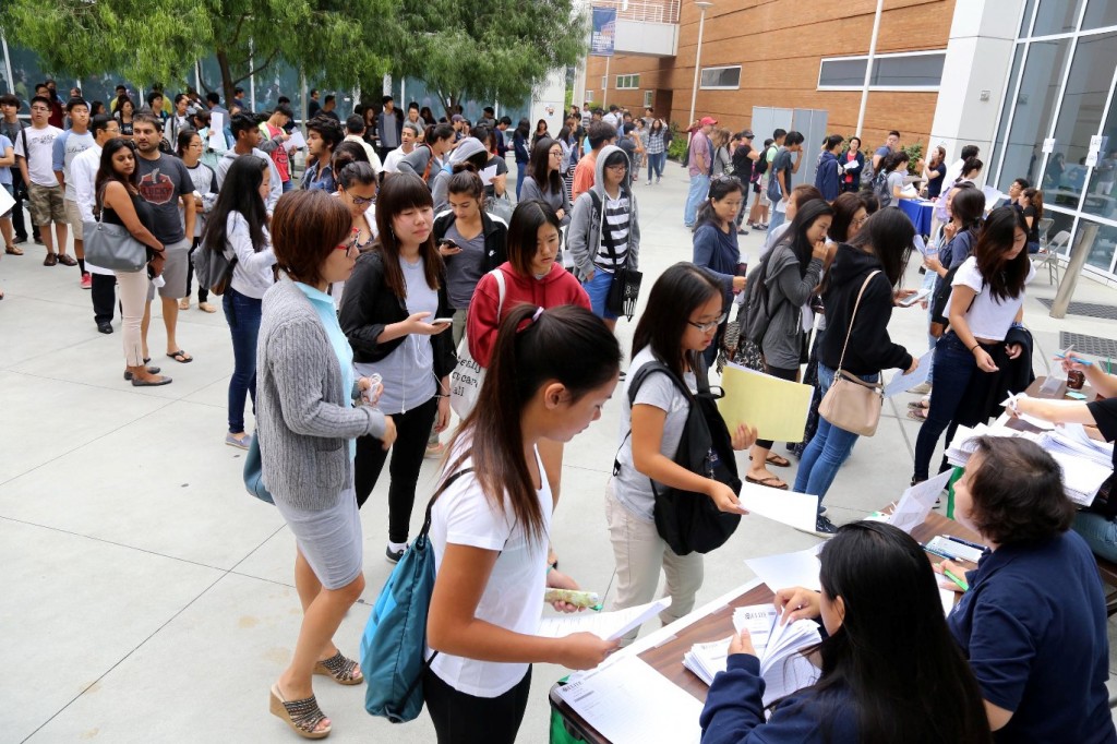 More than 600 students gathered to take a full-length practice of the new SAT inside Cal State Fullerton Saturday in an event by the Korea Times, Radio Seoul and Elite Educational Institute. (Korea Times)